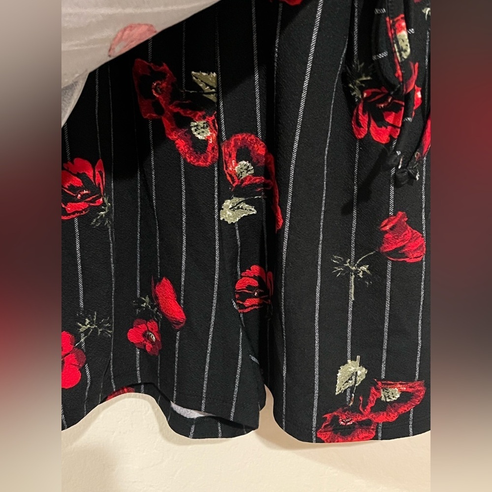Almost Famous Black Red Floral Wrap Romper Puff Sleeve Pinstripe NWT-Size Small - Picture 5 of 5